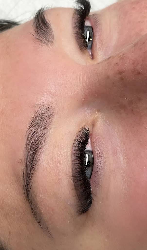 Natürliches Wimpern- und Augenbrauenstyling von Beauty Concept by Arleta